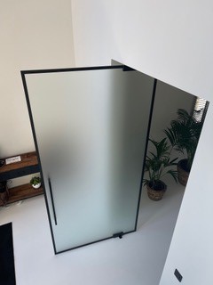 https://allglas.be/wp-content/uploads/2022/12/interieurglas-steel-look-glazen-deur-prive-woning-keerbergen-modern-renoveren-01.jpg