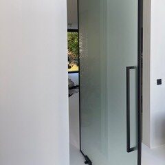 https://allglas.be/wp-content/uploads/2022/12/interieurglas-steel-look-glazen-deur-prive-woning-keerbergen-modern-renoveren-03-e1669982508661.jpg